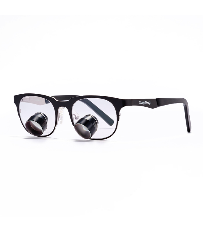 SurgiMag MAGLOUPE یک لوپ دندانپزشکی Galilean سبک با بزرگنمایی 2.5X و 3.0X، Field of View تا 90 میلی‌متر و Depth of Field تا 130 میلی‌متر است.