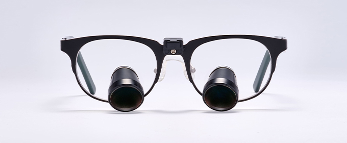 SurgiMag MAGLOUPE یک لوپ دندانپزشکی Galilean سبک با بزرگنمایی 2.5X و 3.0X، Field of View تا 90 میلی‌متر و Depth of Field تا 130 میلی‌متر است.
