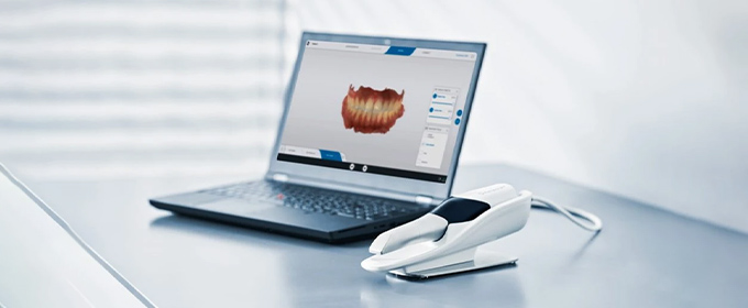 Primescan Connect نسخه‌ی لپ‌تاپ‌محور و مقرون‌به‌صرفه‌ی اسکنر Primescan از برند Dentsply Sirona است؛ دقیق‌ترین و سریع‌ترین اسکنر این برند، در بسته‌ای ساده‌تر و قابل‌حمل‌تر برای شروع دیجیتال دندان‌پزشکی.